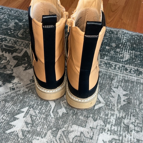 Universal Thread women’s Tan and Black Cambria Boots size 7.5 - Picture 7 of 11